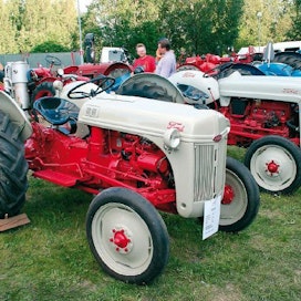 Ford-yhtymän amerikkalaisia traktoreita myytiin Suomessa vain murto-osa englantilaisiin verrattuna, syitä olivat korkeasta dollarikurssista johtunut kallis hinta ja tuontisäännöstelystä aiheutunut vaikea saatavuus. Kuvassa Ford 8NAN 40-luvun lopulta ja Ford yhtymän 50-vuotisjuhlan kunniaksi tehty Ford Golden Jubileum.