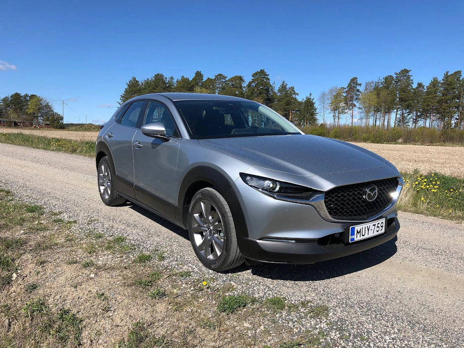 CX-30 erottuu kilpailijoista näyttävällä muotoilulla. Auton kattolinja laskee voimakkaasti taakse.