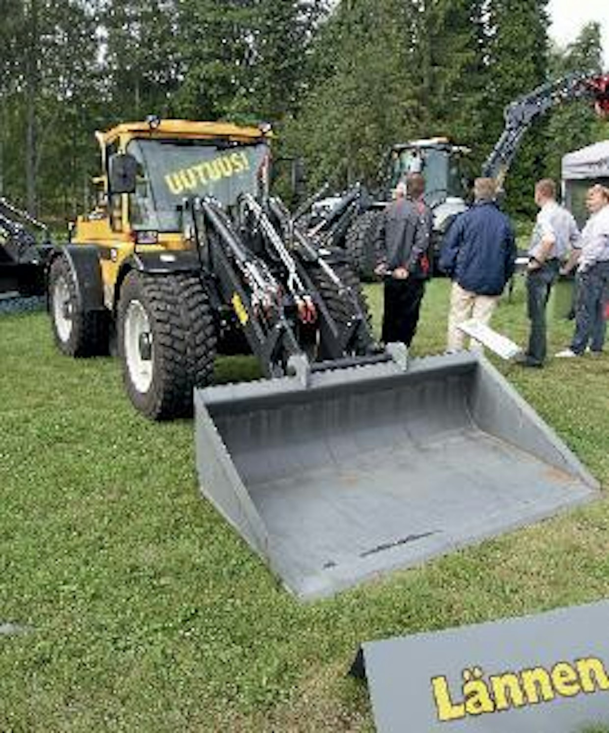 Lännen Lundberg -kiinteistökoneet päivittyvät 3B-päästötasolle. Ensimmäisenä esiteltiin noin 5 tonnin painoinen 5220-malli. Moottori on 133-kilowattinen TCD. Hydraulituotoksi ilmoitetaan 200 l/min. Nostokorkeus kauhan pohjasta mitattuna on 3 metriä. Samalla myös esim. hydrauliliittimien sijoittelua on parannettu. Syksyn aikana esitellään peräti 5 uudistunutta Lundberg-mallia. (AT)