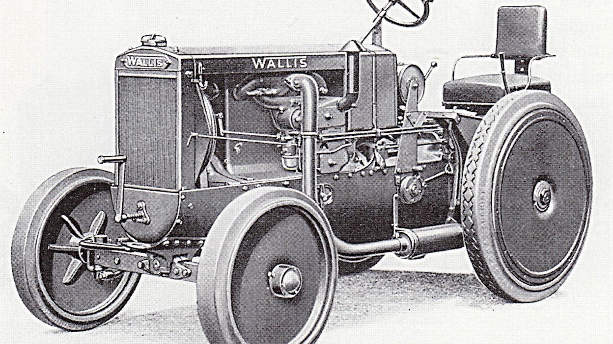 Umpikumirenkailla rautapyörätraktorista saatiin tieliikennekelpoinen, mutta pitoa riitti vain kovalla alustalla ja kuivissa olosuhteissa. Umpikumipyörät otettiin käyttöön maantielokomobiileissä jo 1870-luvulla, kaupunki- ja maantiekuljetuksiin valjastetuissa traktoreissa niitä alettiin hyödyntää ensimmäisen maailmansodan jälkeen. Kuvassa Massey-Harriksen edeltäjä Wallis 12–20 vuodelta 1928.