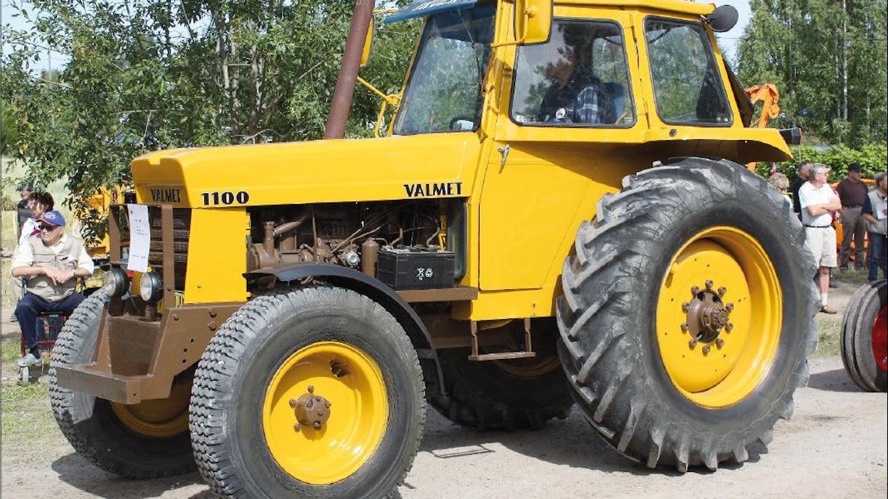 Valmet 1100 1969–1973, Suolahti, Suomi Valmistettu takavetoisena maatalousmallina yht. n. 300 kpl