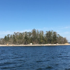 Juusonkariin saari sijaitsee keskellä Airistoa Saaristomerellä.