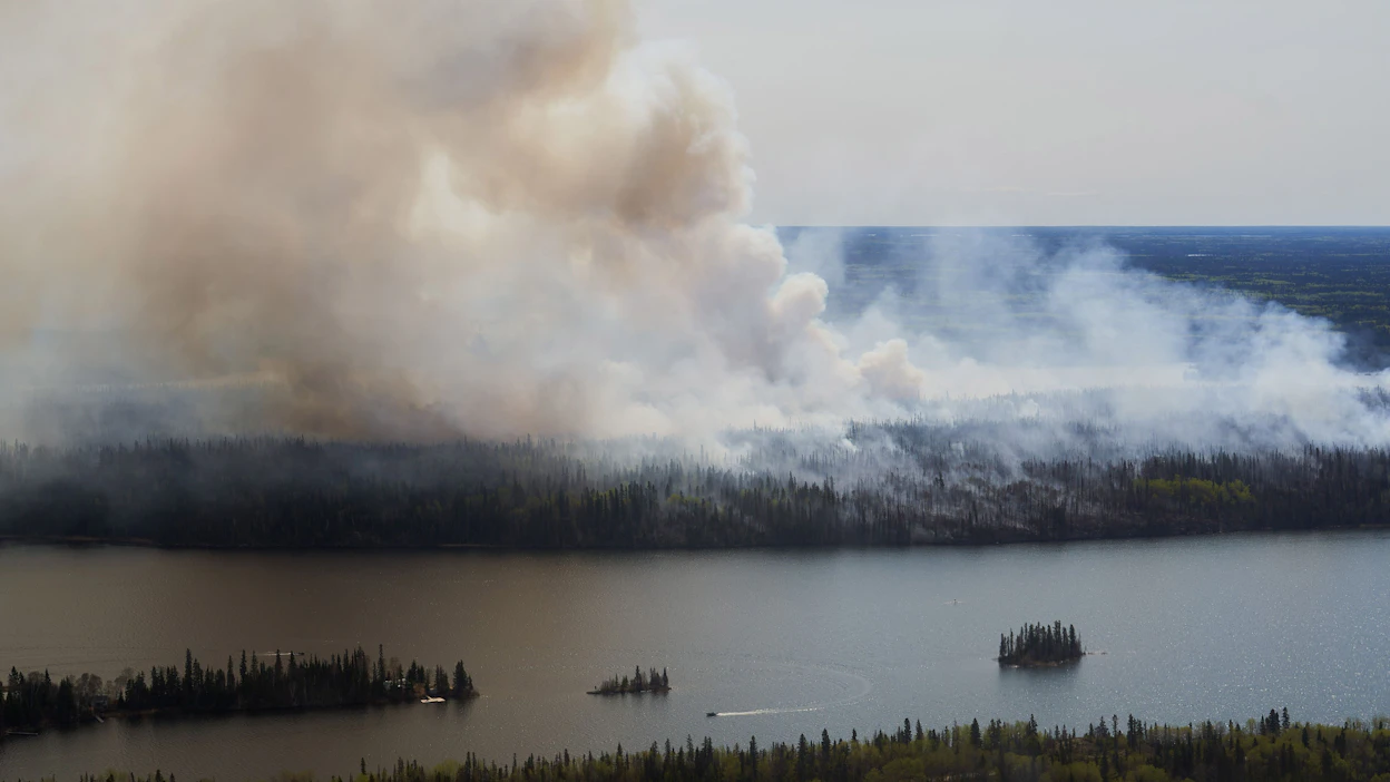 Tuli on kytenyt osassa Kanadan metsiä talven yli. Kuvassa metsäpaloja toukokuun 19. päivänä Manitoban provinssissa Kanadassa.