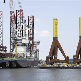 200 miljoonaa euroa maksanut 40-metrinen erikoisalus Innovation kuljettaa merituulivoimaloiden vedenalaiset jalustat Bremerhavenista Pohjanmeren tuulivoimapuistoihin. Jorma Mattila
