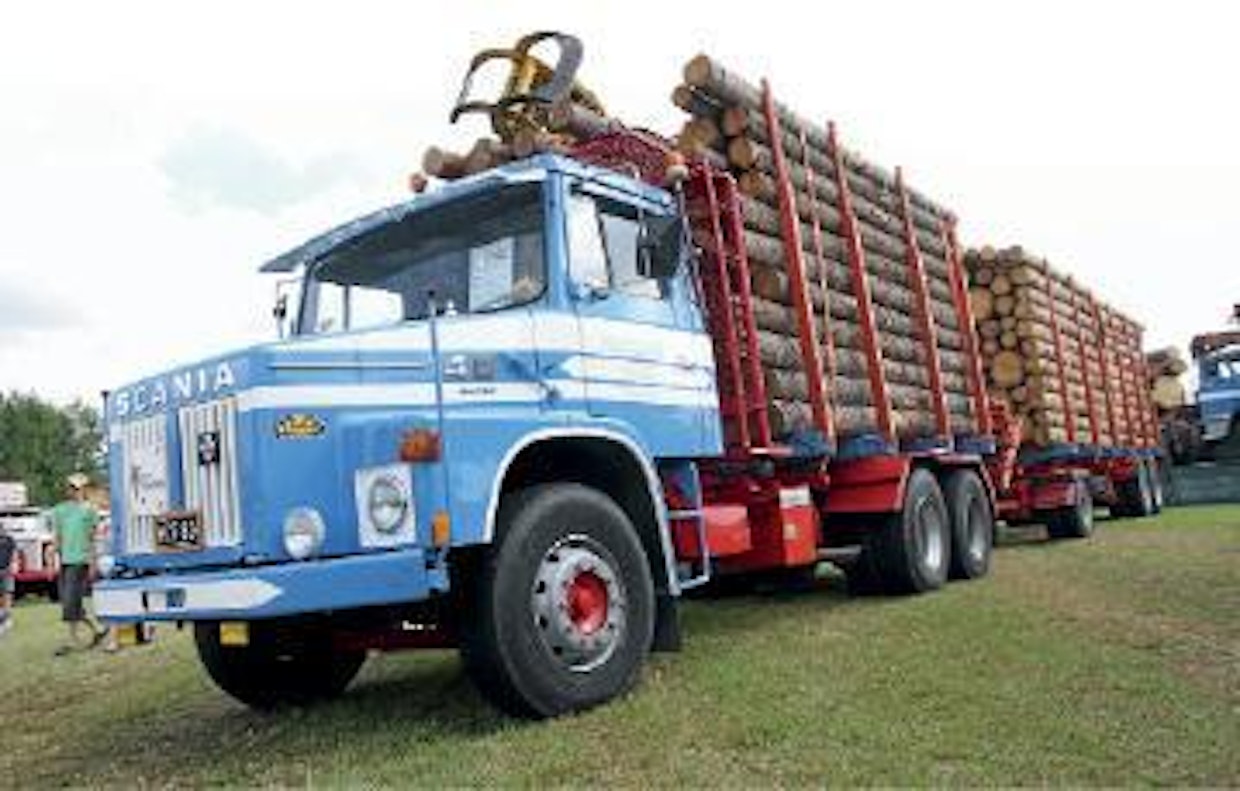 Scania 140 vm. 1973 edusti näyttävästi 40 vuoden takaista puunkuljetushistoriaa.