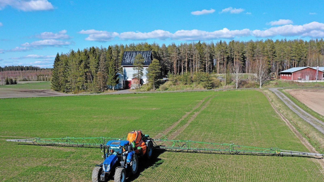 Suomessa saa myydä ja käyttää ainoastaan Turvallisuus- ja kemikaalivirasto Tukesin hyväksymiä kasvinsuojeluaineita.