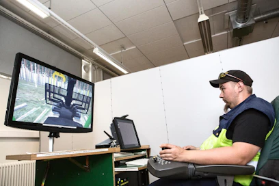 TTS:n oppilaitoksessa Rajamäellä voi jo nyt opiskella metsäkoneenkuljetusta, mutta osa tutkinnosta on pitänyt suorittaa Porissa. Kuvassa simulaattorilla harjoittelee aikuispuolella opiskeleva Pekka Kaukovuori.