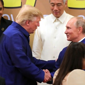 Yhdysvaltain ja Venäjän presidentit Donald Trump ja Vladimir Putin kättelivät ja asettuivat yhteiskuvaan Vietnamissa. LEHTIKUVA/AFP