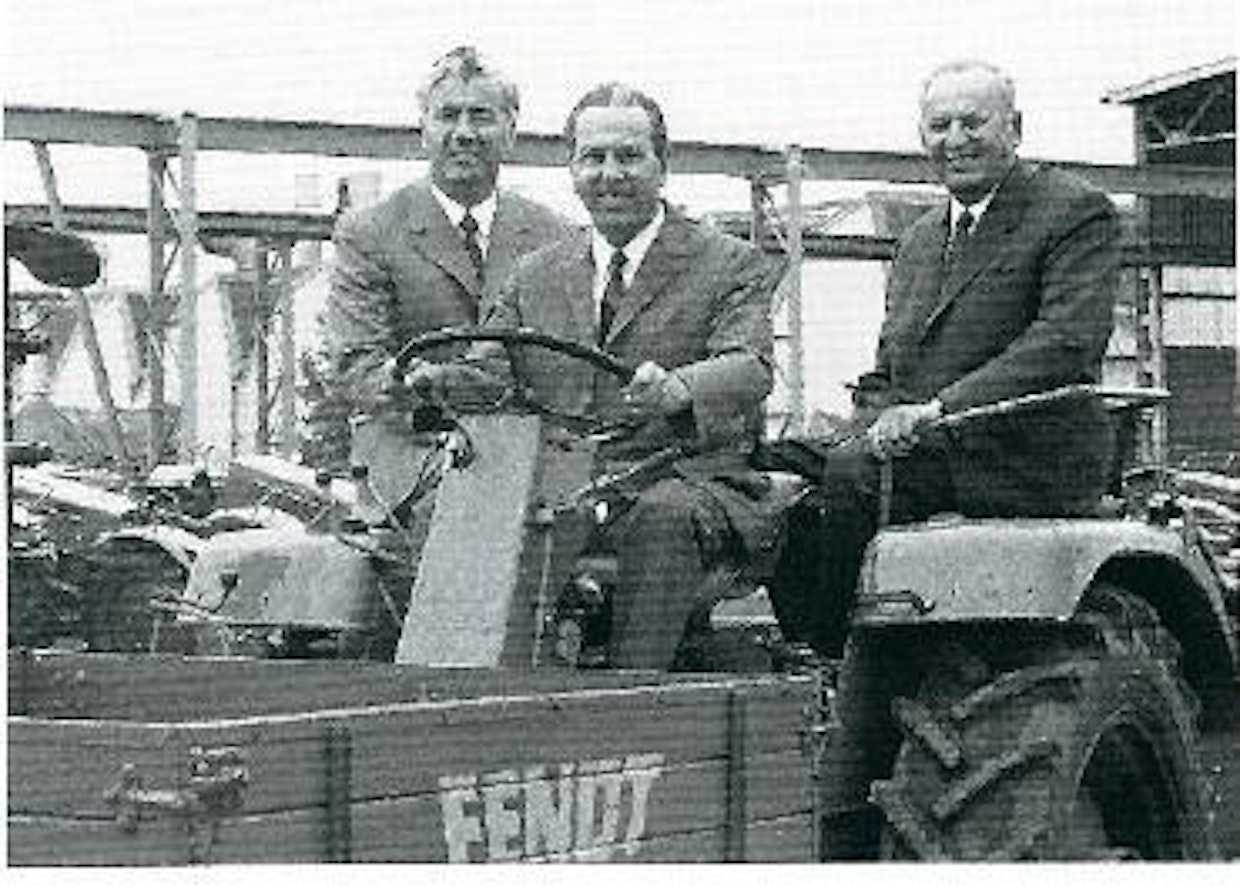 Veljekset Fendt 60-luvun lopulla otetussa kuvassa. Vasemmalta nuorimmainen Paul Fendt, kauppamies, Xaver Fendt, tehtaanjohtaja ja Hermann Fendt, tuotteiden ja liiketoiminnan kehittäjä.
