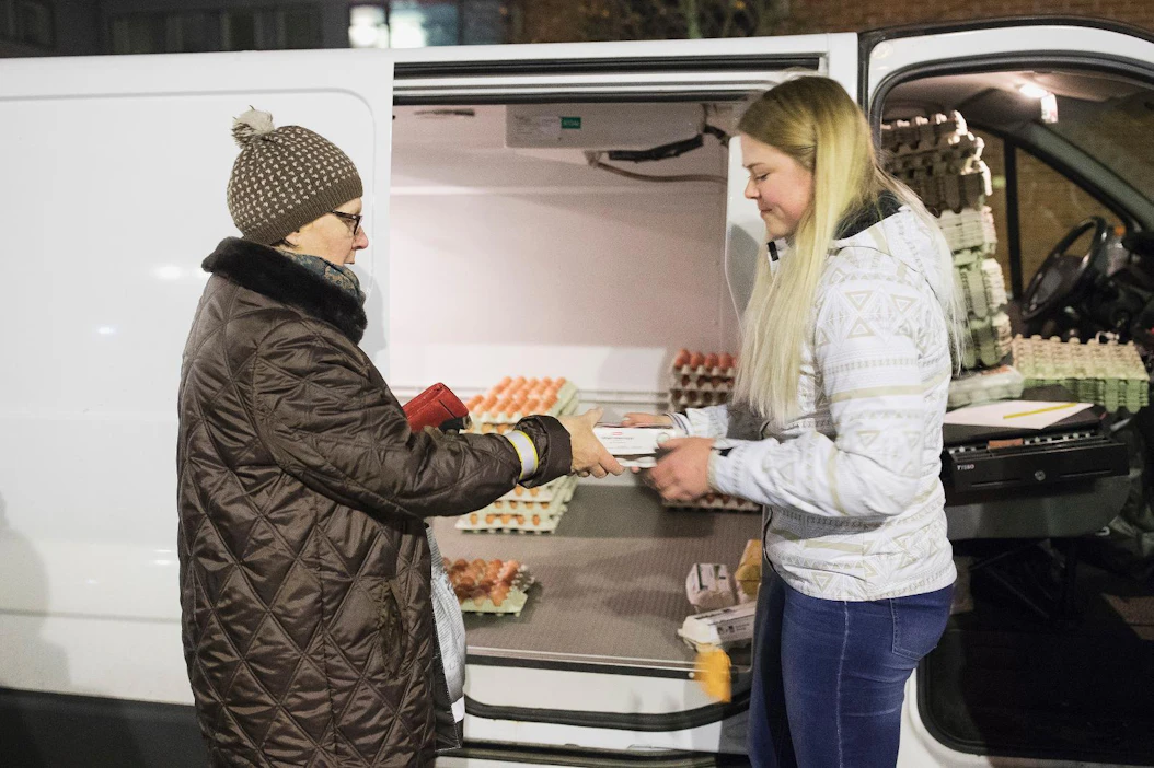Anita Kolehmainen hankkii osan elintarvikkeistaan suoramyyntirinki Rekosta. Kananmunat hän osti toissa viikolla Katan Kanalan Katariina Isolalta.