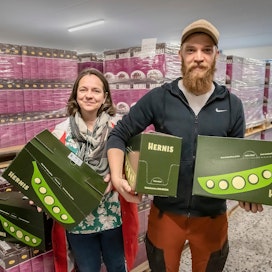 Tuotantopäällikkö Heli Anttila ja pakkaamon yleismies Jussi Leppälä nostivat näytille uutuustuotteen, jolla yritys hakee kasvua kasviproteiinimarkkinoilta.