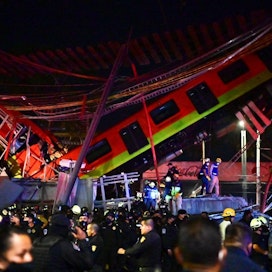 Metrojuna oli sillalla, joka romahti. Lehtikuva/AFP