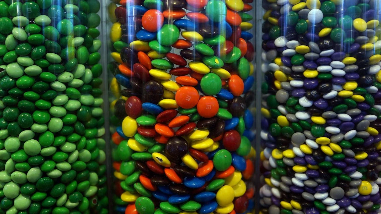 Maraboun omat M-nimiset suklaarakeet muistuttavat amerikkalaisen suklaahtiö Marsin M&M-karkkeja. LEHTIKUVA/AFP