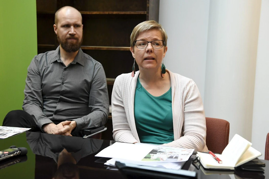 Vihreiden eduskuntaryhmän puheenjohtaja Krista Mikkonen ja puolueen varapuheenjohtaja Touko Aalto esittelivät vihreiden ehdotuksia hallituksen puoliväliriiheen.
