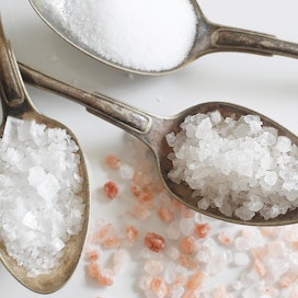 Suomalaisen pitäisi syödä suolaa korkeintaan teelusikallinen päivässä.