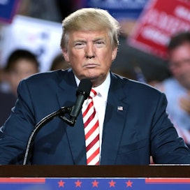 Presidentti Donald Trump pitää Yhdysvaltojen ja Kiinan välistä kauppaa epätasapainoisena ja epäreiluna. https://commons.wikimedia.org/wiki/File:Donald_Trump_(29496131773).jpg