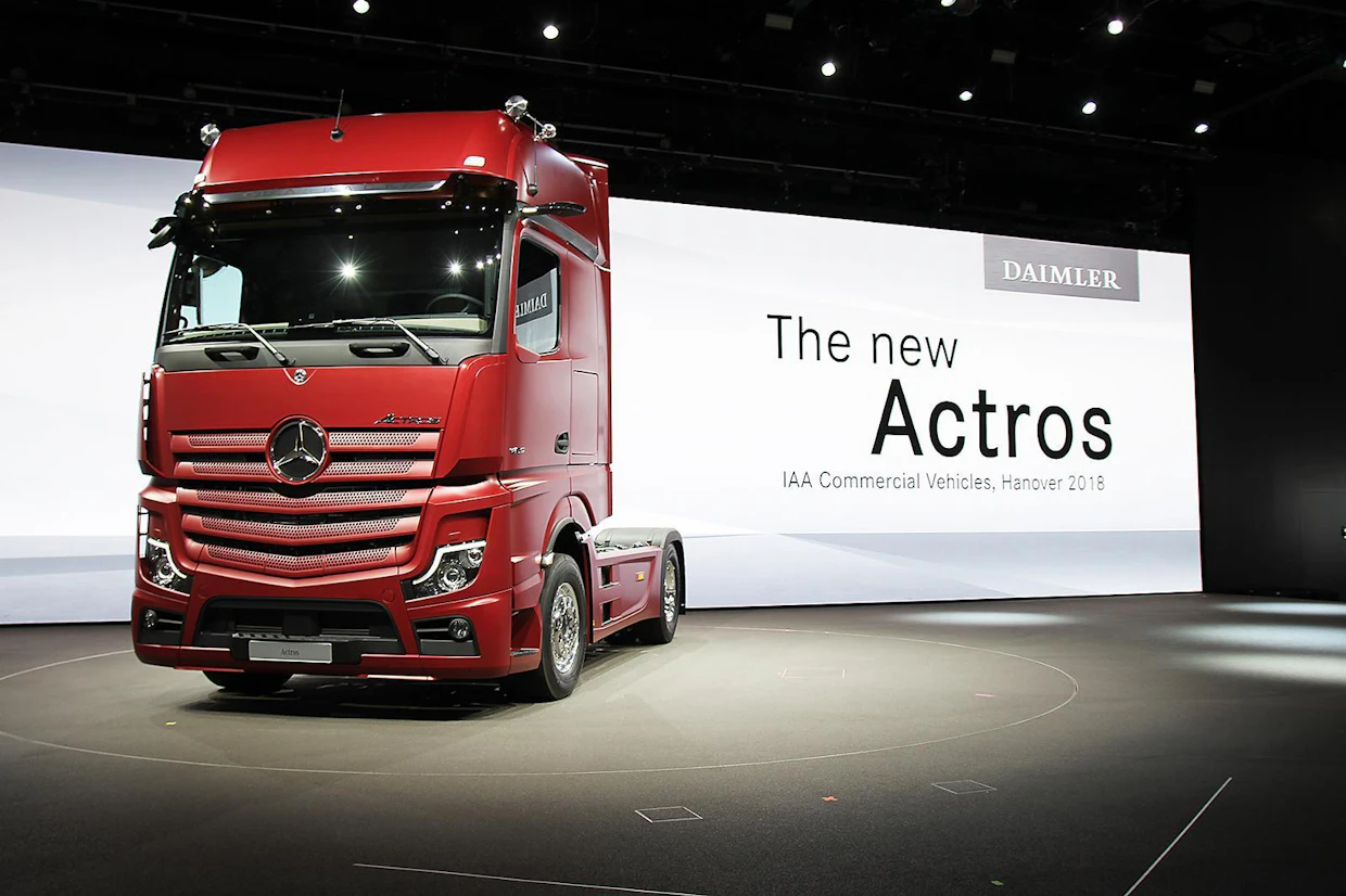 Yksi merkittävimmistä uutuuksista oli Mercedes-Benz Actros. Siinä on ensimmäistä kertaa sarjatuotantoautossa puoliautomaattinen Active Drive Assist -ajoavustin. Kamera- ja tutkaperusteinen järjestelmä osaa jarruttaa ja kiihdyttää sekä säilyttää etäisyyden edellä ajavaan ajoneuvoon. Asiakasatoimitukset alkavat vuoden 2019 huhti–toukokuun paikkeilla.