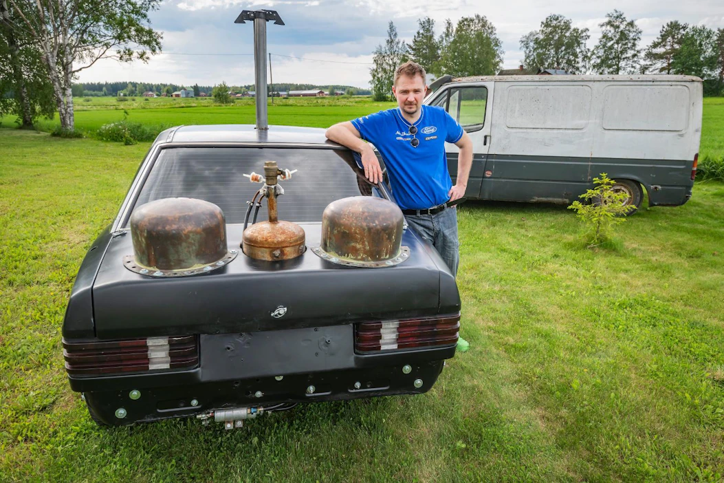 ”Nostan hattua autonrakentajille, jotka kiertävät esittelemässä autojaan. Olin päivän Mersun kanssa eräässä autotapahtumassa ja suu oli kuiva puhumisesta”, kertoo Wallius.