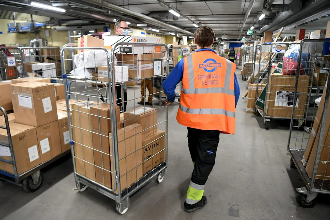 Paketteja kuljetetaan Matkahuollon tavaraterminaalissa Kampin Kauppakeskuksessa Helsingissä 18. joulukuuta 2020.