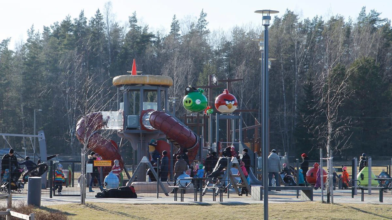 Rovion Angry Birds-peleistä ja -elokuvista tutut hahmot voi nähdä myös lasten leikkipuistoissa.
