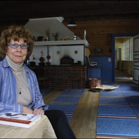 Eeva Joenpelto rakennutti 1970-luvulla kotiseudulleen Sammattiin komean Vares-Kantolan talon, jossa hän asui kuolemaansa saakka. Talon omistaa nyt WSOY:n kirjailijasäätiö ja se toimii kirjailijakotina. Jaana Kankaanpää