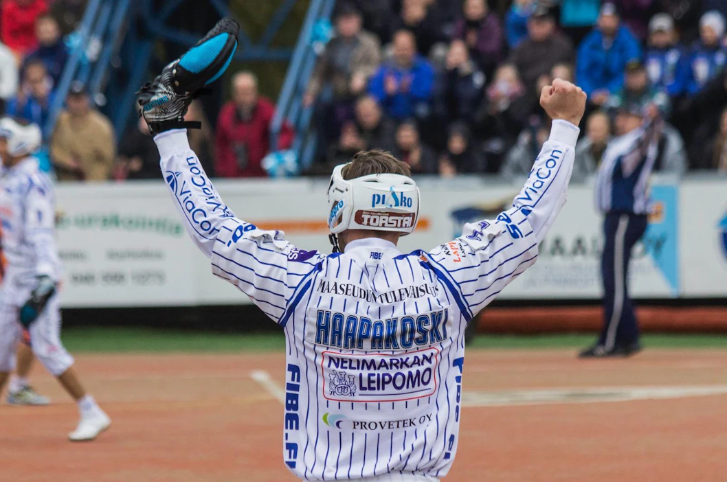 Yksi Vimpelin ratkaisupelaajista on etenijä Sami Haapakoski. Lukkarina joukkueessa pelaa Maaseudun Tulevaisuuden kummipelaaja Janne Heimonen.