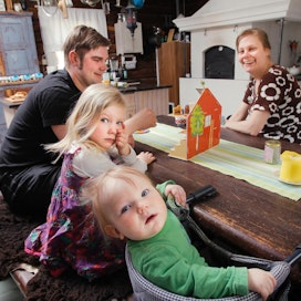 Anssi ja Johanna Lilja ovat kasvattaneet pienessä punaisessa tuvassa myös perhettään. 4-vuotiaalla Loviisalla on nyt kahdeksan kuukauden ikäinen pikkuveli Konsta.