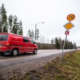 Katri Kulmuni muistuttaa, että auto on monelle suomalaiselle välttämättömyys siellä, missä joukkoliikennettä ei ole.