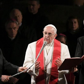 Paavi Franciscus puhui pitkänäperjantaina Rooman Colosseumilla perinteisen ristisaaton lopuksi.