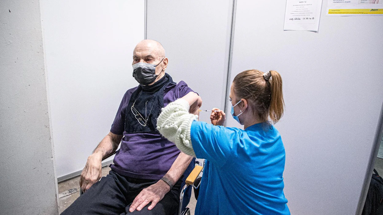 Sairaanhoitaja Emmi Lehto antoi helsinkiläiselle Taisto Varistolle koronarokotuksen Helsingin messukeskuksessa helmikuun lopulla.