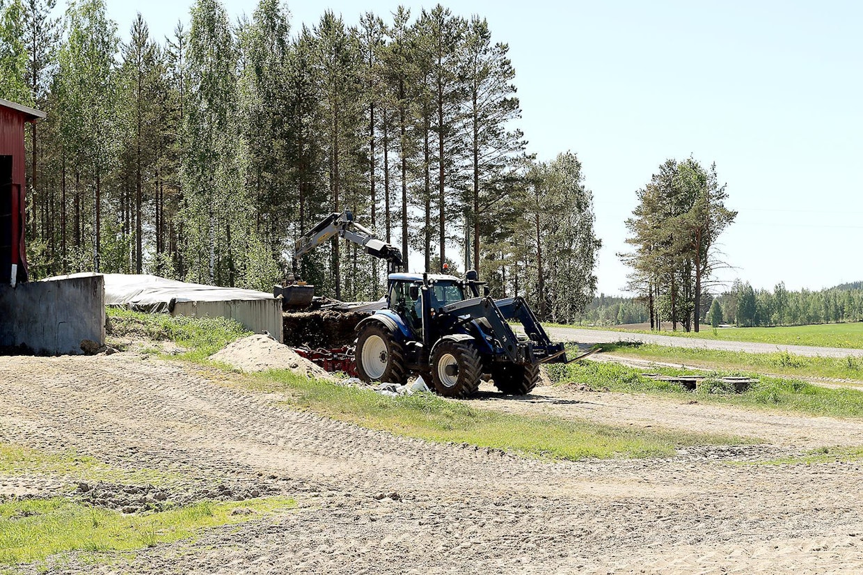 Pienemmät säilörehuerät voi irrottaa kahmarilla laakasiilosta.