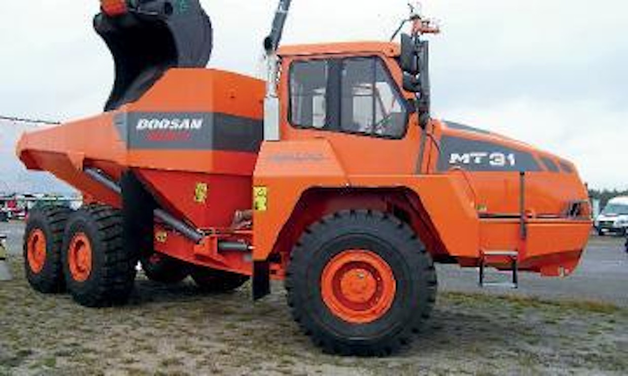 Doosan osti elokuussa 2008 Moxy-yhtiöt, joten nykyään dumpperit myydään Doosan Moxy -tuotenimellä. Maxpossa esillä oli 31,3 tonnia painava MT31, jonka lavan kantavuus on 28 tonnia. Moottorina on 255 kW:n Scania. Doosan Moxyn erikoisuus on erillisjousitettu etu- akseli, jonka kerrotaan parantavan koneen maastokelpoisuutta ratkaisevasti. (IS)