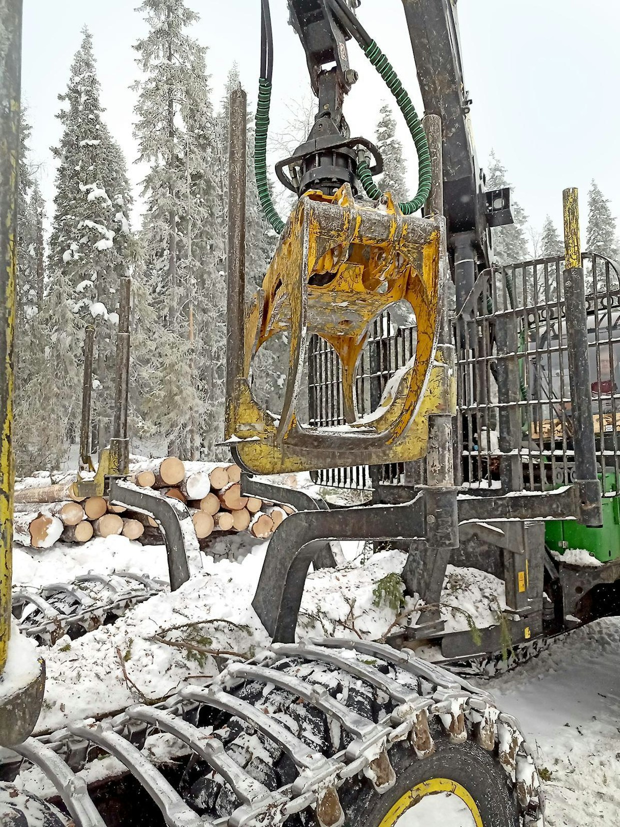 Kääntö tapahtuu kahmarin leuan kärjillä tarttumalla. Lisäpankkoa nostetaan ylöspäin, ja se lasketaan haluttuun asentoon.