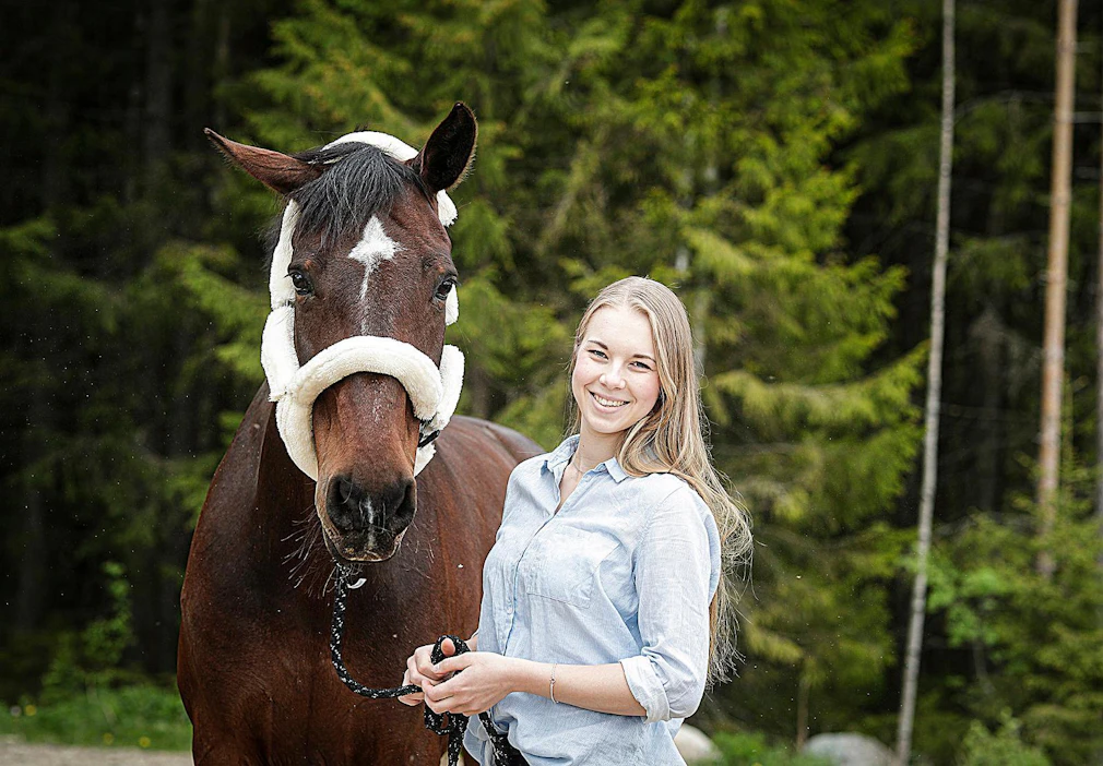 Kesällä agrologiksi valmistuva Emma-Sofia Jutila on innokas hevosharrastaja, joka kilpailee kansallisella tasolla esteratsastuksessa. Siiri-hevosen tallipaikka on Jyväskylän Killerillä.