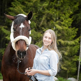 Kesällä agrologiksi valmistuva Emma-Sofia Jutila on innokas hevosharrastaja, joka kilpailee kansallisella tasolla esteratsastuksessa. Siiri-hevosen tallipaikka on Jyväskylän Killerillä.