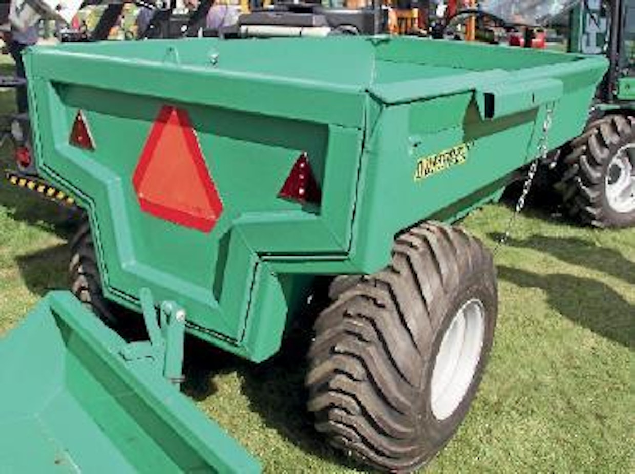 Mönkijän työlaitteista tunnettu ATV-Expert valmistaa pienille traktoreille tarkoitettua dumpperiperävaunua. Lava on valmistettu  Hardoxista, joten se kestää kovaakin käyttöä. Vaunu maksaa verollisena 4 900 euroa. Myynti ATV Expert ja alan liikkeet. (UO)
