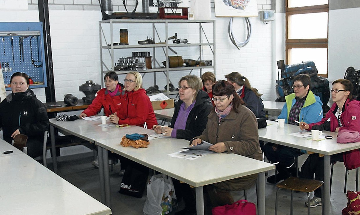 Naiset opiskelevat koneiden käytön teoriaa Ilmajoen maatalousoppilaitoksen konehallissa.