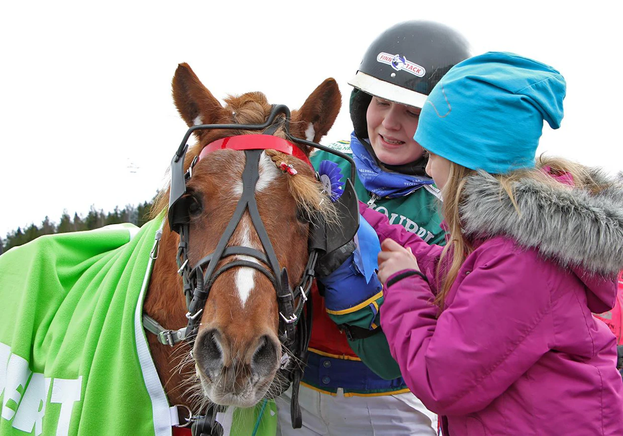 Eveliina Hietanen kirkasti perjantai-iltana Porissa tulleet kakkos- ja kolmossijat voitoksi Dynamit III-ponilla.