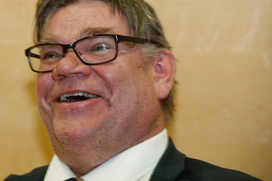 Ulkoministeri Timo Soini (sin.).