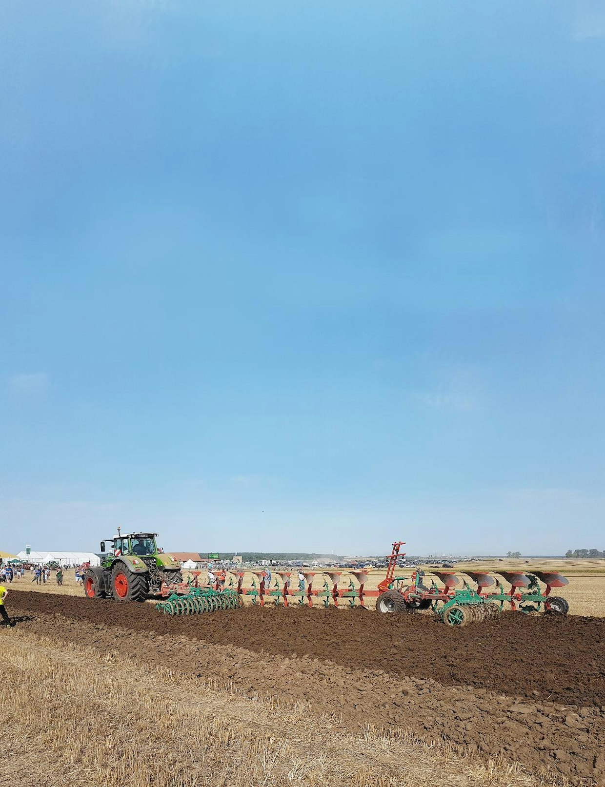 Fendt 1050 veti 12-teräistä auraa kevyesti, sillä traktorissa on 517 hevosvoimaa.