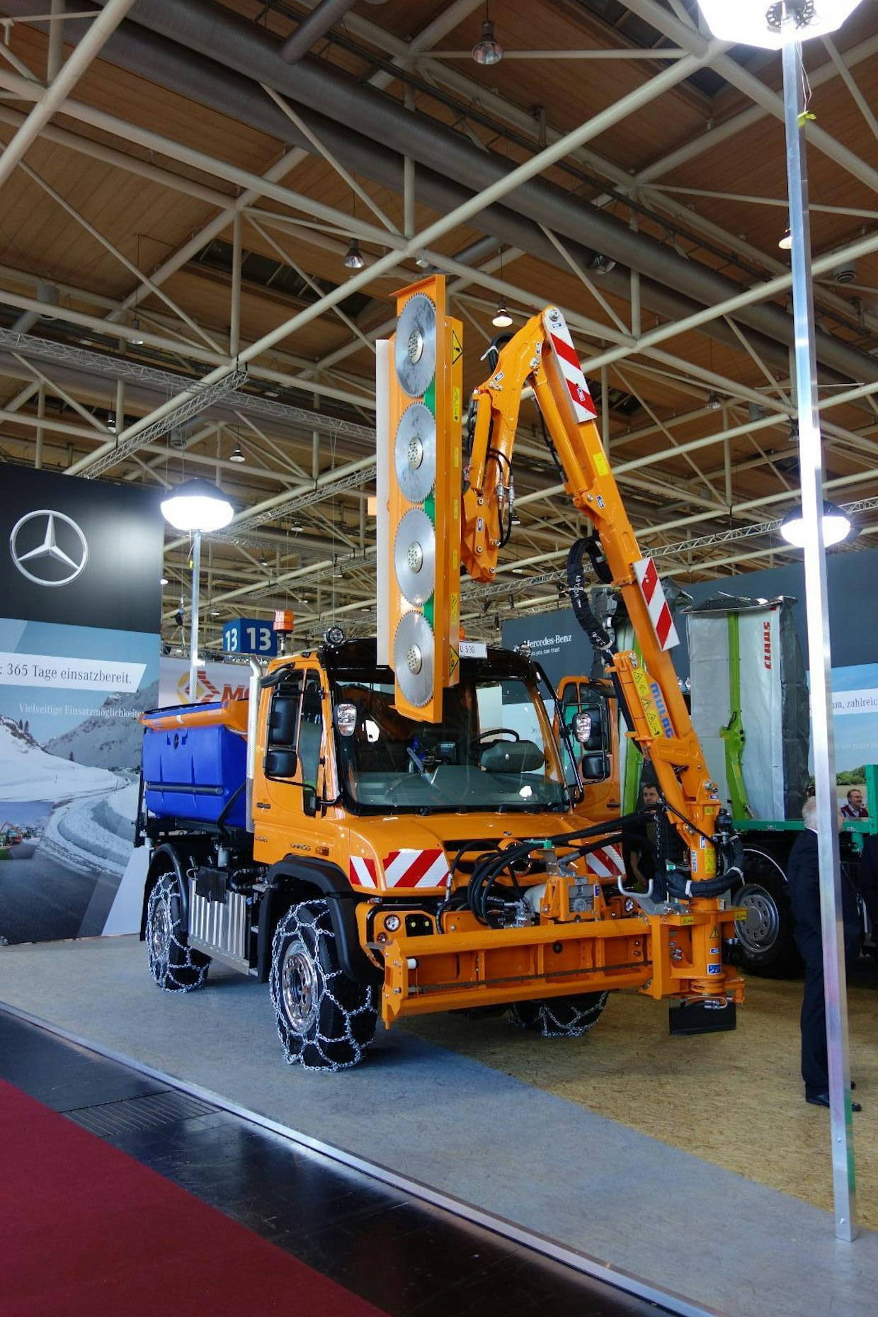 Mercedes Benzin Unimogit ovat kokeneet melko merkittäviä teknisiä uudistuksia, vaikka ulkonäöltään nämä auton ja työkoneiden välimaastoon sijoittuvat laitteet ovat pysyneet lähes entisellään. Kuvassa on mallisarjan suurinta päätä edustava U 530, jonka kokonaispaino on 16,5 tonnia. Auton edessä oli Mulagin valmistama oksaleikkuri ja takapäässä Schmidtin suolanlevitin. Unimog voi liikkua joko hydrostaattisella vedolla tai normaalin mekaanisen vaihteiston välityksellä ja vaihtaminen vetotapojen välillä voi tapahtua myös auton liikkeellä ollessa. (JL)