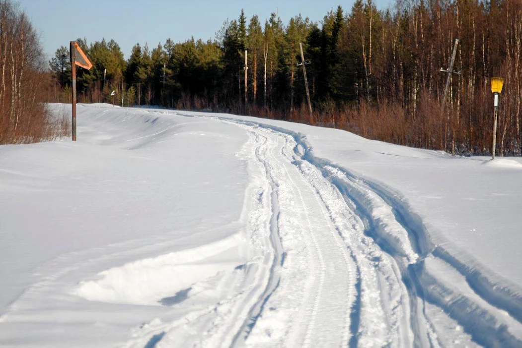 Valtio vastaa tien rakentamisesta Soklista Kemijärvelle, jos Yara päättää avata kaivoksen. Rautatieyhteys tulisi paljon kalliimmaksi. Kuvassa moottorikelkan ura lakkautetun Salla-Kelloselkä radan penkereellä.