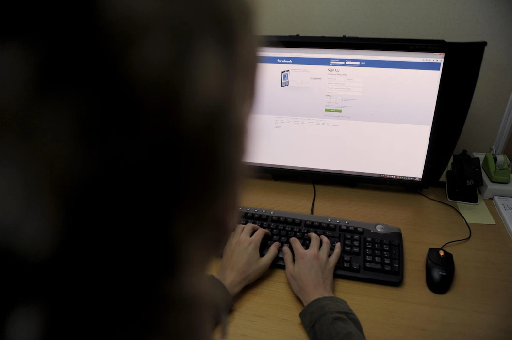 Esimerkiksi läheisensä kuolemasta on Facebookissa omalle seinälleen kirjoittanut vain kahdeksan prosenttia vastaajista.