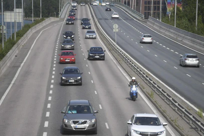 Juhannuksen menoliikennettä Länsiväylälle vievällä Lapinlahden sillalla Helsingissä torstaina 20. kesäkuuta 2019. LEHTIKUVA / VESA MOILANEN