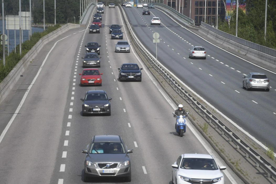 Juhannuksen menoliikennettä Länsiväylälle vievällä Lapinlahden sillalla Helsingissä torstaina 20. kesäkuuta 2019. LEHTIKUVA / VESA MOILANEN