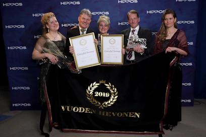 Ilona, Erkki-Pekka ja Krista-Carola Mäkinen sekä Ari ja Minna Moilanen saivat ottaa vastaan Graceful Swampin Vuoden hevosen ja vuoden parhaan 4-vuotiaan palkinnot.