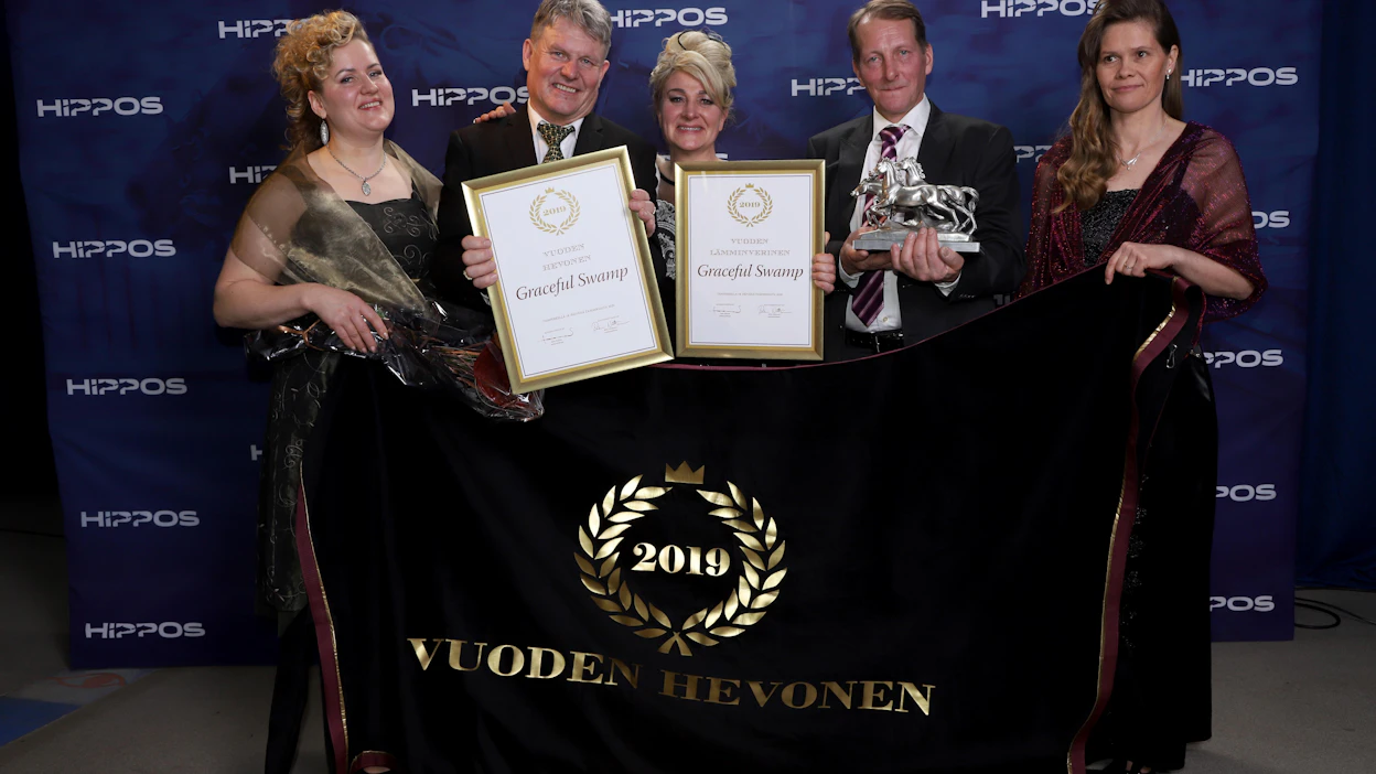 Ilona, Erkki-Pekka ja Krista-Carola Mäkinen sekä Ari ja Minna Moilanen saivat ottaa vastaan Graceful Swampin Vuoden hevosen ja vuoden parhaan 4-vuotiaan palkinnot.