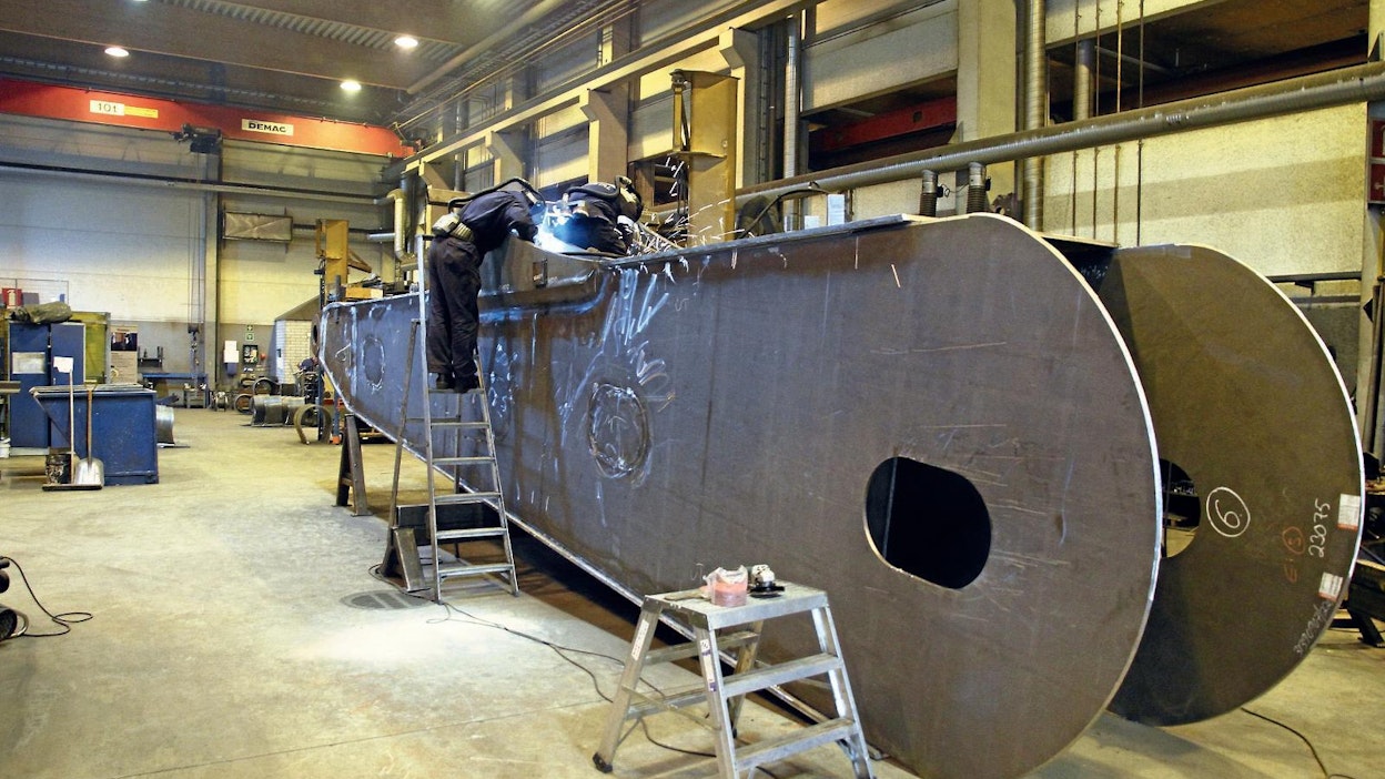 Telastosovellusten ja kauhojen lisäksi Häggblom valmistaa erikoispuomeja. Työn alla on Wasa Dredgingille toimittettava 18 metriä pitkä ruoppauspuomi.
