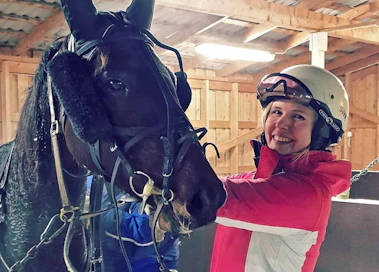 Riikka Kosonen on ehtinyt työskennellä hevosten parissa monipuolisesti. Nykyään hän on Finntackin tuoteryhmäpäällikkö.