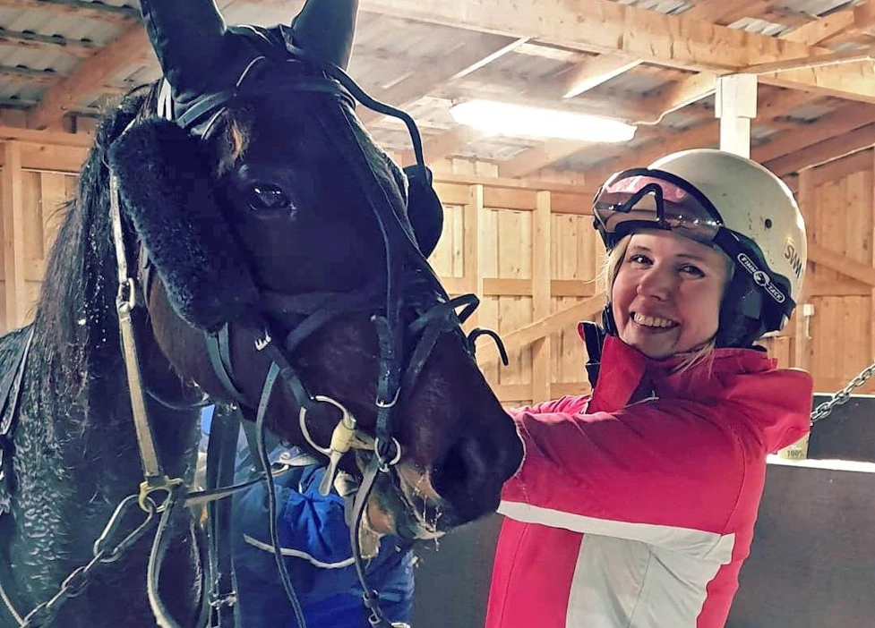 Riikka Kosonen on ehtinyt työskennellä hevosten parissa monipuolisesti. Nykyään hän on Finntackin tuoteryhmäpäällikkö.